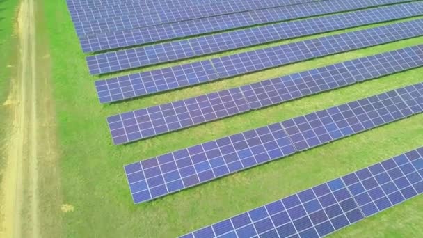 Οικολογία των ηλιακών πάνελ των σταθμών παραγωγής ενέργειας στα πεδία της πράσινης ενέργειας σε μια ηλιόλουστη μέρα - Πλάνα, βίντεο