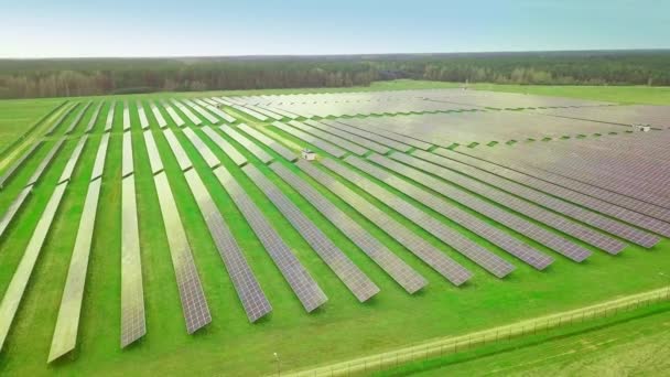 Ecología de los paneles de plantas de energía solar en los campos de energía verde en un día soleado - Metraje, vídeo