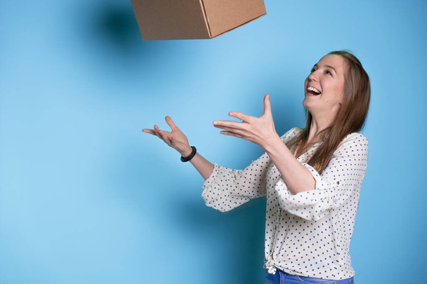 Accept the parcel, happy young woman throws up a cardboard box, - Valokuva, kuva