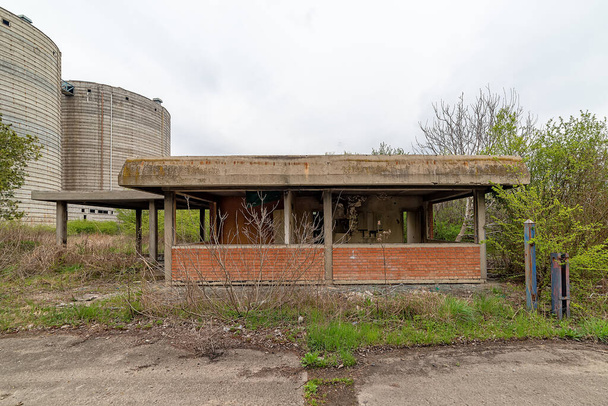 セルビアで最も古い砂糖工場を放棄した。放棄された工場の建物は、セルビアのベオグラードのPadinska Skelaの自治体にあります. - 写真・画像