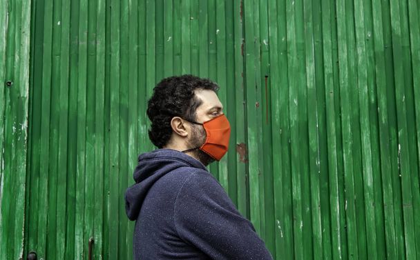 Joven pandilla callejera con máscara en parque, problema social - Foto, imagen