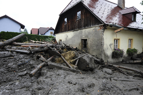gebouw in een overstroomd gebied na zware regenval, modderig water - Foto, afbeelding