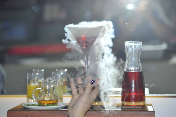 пить холодный напиток или напиток с дымом от охлаждения - Фото, изображение