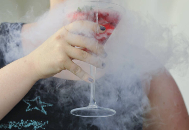 a lehűlés miatti hideg ital vagy füstölgő ital fogyasztása - Fotó, kép