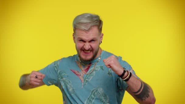 Trendy man in t-shirt schreeuwend, vuisten opheffen in gebaar ik deed het, succes vieren, winnen - Video