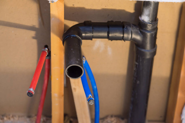 Riparazione di tubi di plastica in polipropilene acqua in foro nella parete in manutenzione idraulico di servizio bagno di casa - Foto, immagini