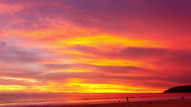 Epische kleurrijke wolken tropische wolken bij zonsondergang of zonsopgang over zee Verbazingwekkend licht zoete kleur pastel wolken in de natuur Landschap, Mooie lucht achtergrond Timelapse Hoge kwaliteit 4K beeldmateriaal - Video