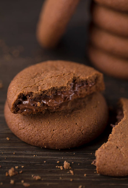 Шоколадне печиво з рідкою шоколадною начинкою на дошці з темного дерева
 - Фото, зображення