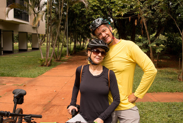 Kypsä pari ulkona kaupunkialueella heidän polkupyörää - Valokuva, kuva