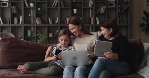 Modern multi-generational family using wireless devices at home - Metraje, vídeo