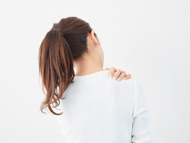Mulher asiática sofrendo de ombros rígidos - Foto, Imagem