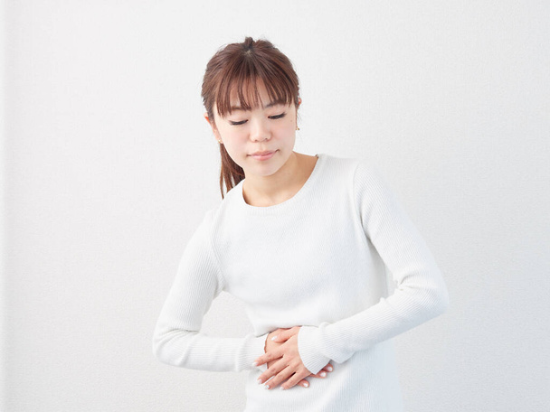 Mujer asiática con dolor de estómago - Foto, imagen