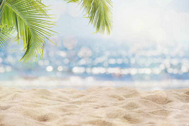 Abstraktní mořský plášť s palmami, tropické plážové pozadí. rozmazané bokeh světlo klidné moře a oblohy. letní dovolená pozadí koncept. - Fotografie, Obrázek