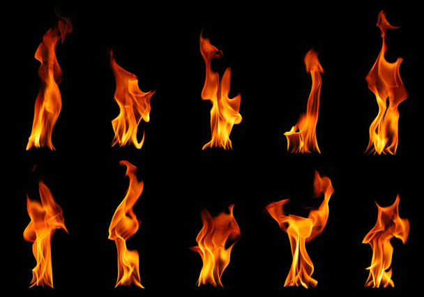 Verzamelset van vuur en brandende vlam van kaarslicht geïsoleerd op donkere achtergrond voor grafisch ontwerp - Foto, afbeelding