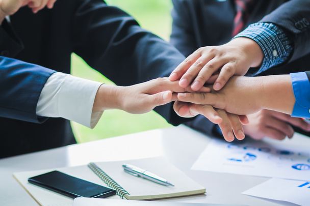 ソフトフォーカス、ビジネスマンのグループは、契約が完了したことをお祝いのシンボルを示すために握手をしています。契約書に記号を表示する握手の概念 - 写真・画像