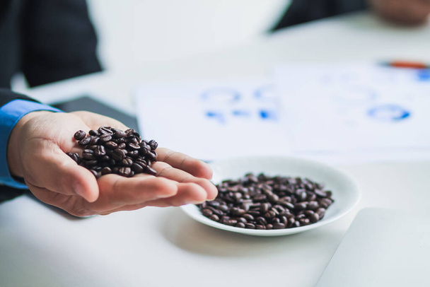 今回の商談会には、世界中で販売される高品質の焙煎コーヒー豆の輸出について議論が行われました。輸出のための良質の焙煎コーヒー豆の選択の概念 - 写真・画像