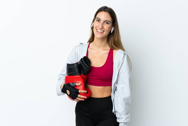 Mujer deportiva joven sobre fondo aislado con guantes de boxeo - Foto, imagen