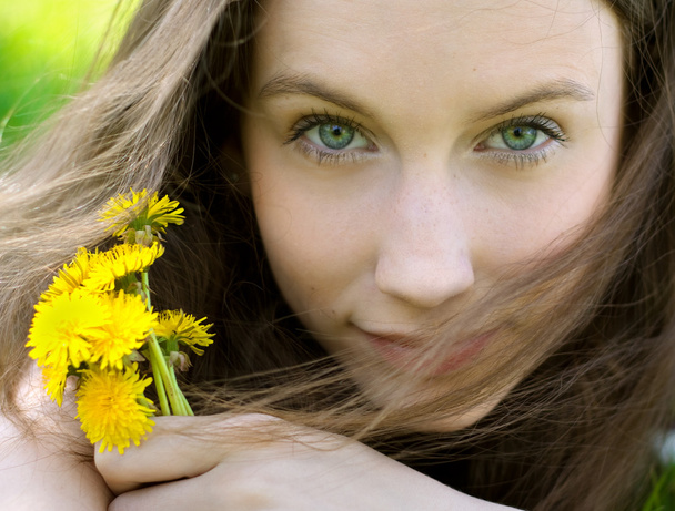Young beautiful teenager with dandelion bouquet - Foto, immagini