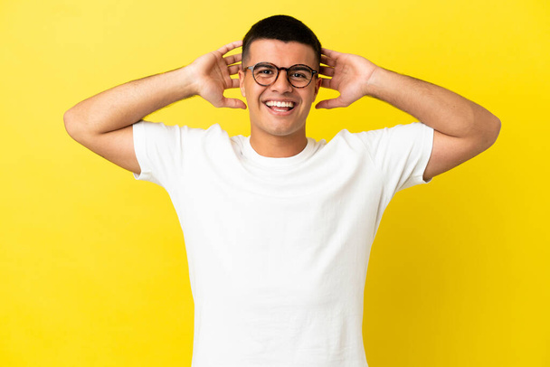 Young handsome man over isolated yellow background laughing - Foto, Imagem