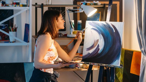 painting art inspired female artist in workshop - Foto, immagini