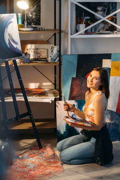 artist lifestyle painting craft happy woman studio - Foto, imagen