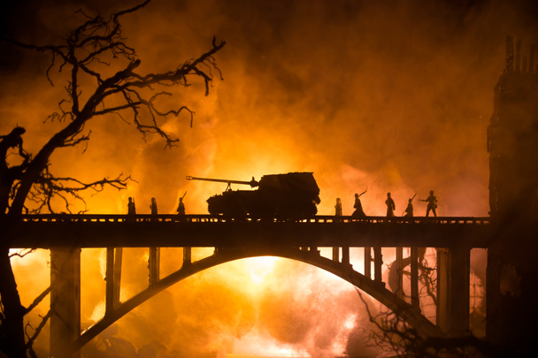 Oorlogsconcept. Militaire silhouetten vechtscène op oorlog mist lucht achtergrond, Wereldoorlog Soldaten Silhouet Onder bewolkt Skyline 's Nachts. Strijd in verwoeste stad. Selectieve focus - Foto, afbeelding