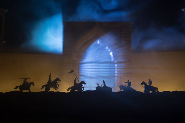 中世の戦闘シーン。フィギュアのシルエットは別のオブジェクトとして、夜に戦士の間で戦う。創造的なアートワーク装飾。霧のような背景。選択的焦点 - 写真・画像