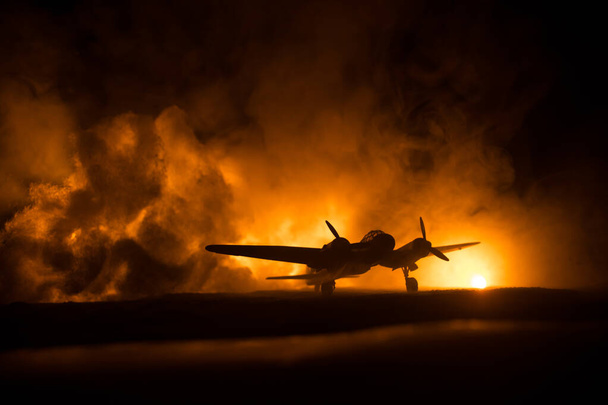 Deutscher Junker (Ju-88) Nachtbomber bei Nacht. Kunstwerk-Dekoration mit Modell eines Düsenflugzeugs im Besitz. Ton neblig Hintergrund mit Licht. Kriegsschauplatz. Selektiver Fokus - Foto, Bild