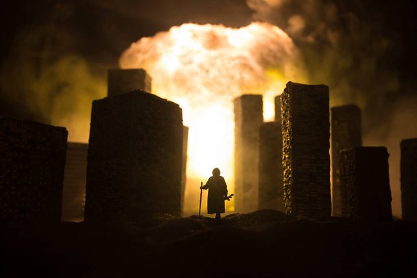 Ydinsodan käsite. Ydinpommin räjähdys. Luova taideteos koristelu pimeässä. Ydinpommi tuhosi kaupungin. Valikoiva painopiste - Valokuva, kuva