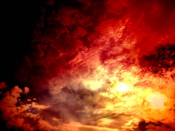 dramatyczne czerwone zachmurzone niebo ze słońcem, wysoki kontrast - Zdjęcie, obraz