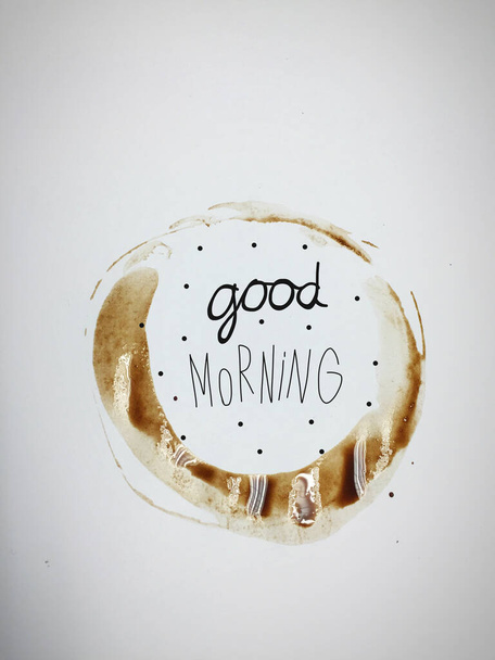 taza de café mancha en papel con letras buenos días - Foto, imagen