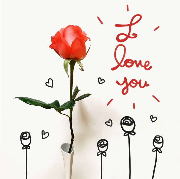 rode roos met harten en getekende rozen, belettering Ik hou van je - Foto, afbeelding