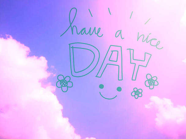 Фиолетовый цвет облачного неба с приятным дневным наклоном, светлым лицом и цветами - Фото, изображение