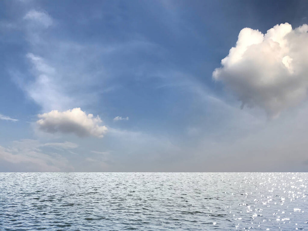 cena marinha ensolarada com céu nublado sobre o mar ondulado - Foto, Imagem