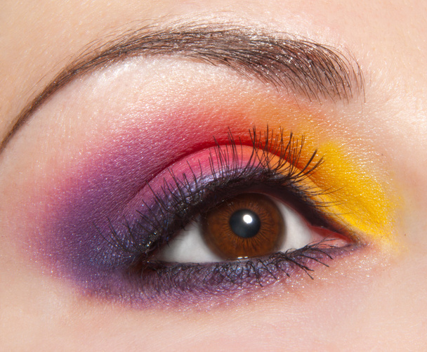 Kaunis muoto naisen silmän violetti-keltainen kosmeettinen meikki
 - Valokuva, kuva