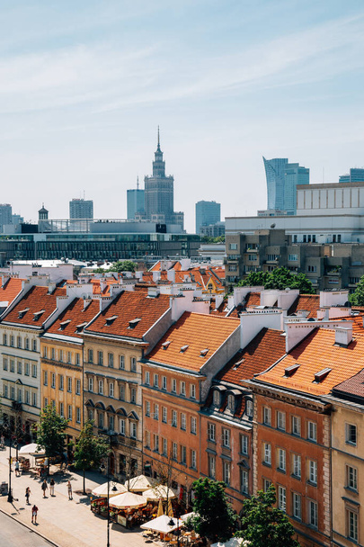 Varsova, Puola - 14. kesäkuuta 2019: Näkymä Varsovan vanhaankaupunkiin ja moderneihin rakennuksiin - Valokuva, kuva