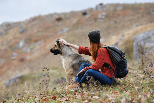 Kadın doğa yürüyüşçüsü dağlarında köpekle arkadaşlık seyahati - Fotoğraf, Görsel
