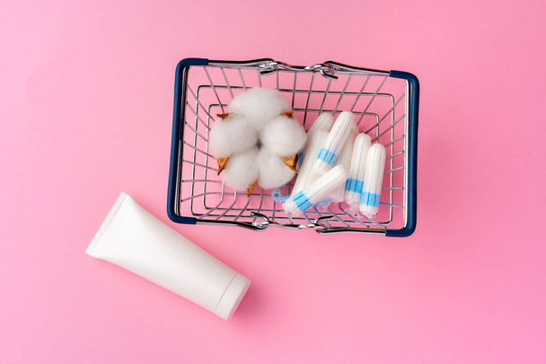 Feminine hygienic tampons on pink paper background - Foto, immagini