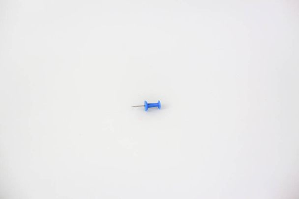 Niebieski pin biurowy izolowany na białym tle - Zdjęcie, obraz