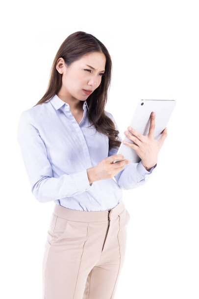 Portret Businesswoman pełne ciało z tabletem, Kobieta korzystająca z komputera cyfrowego PC szczęśliwy izolowany na białym tle.. - Zdjęcie, obraz