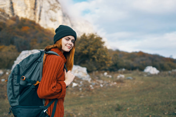 весела жінка ходить рюкзак прогулянка відпочинок свобода гори
 - Фото, зображення