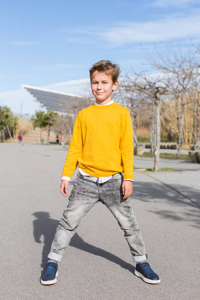 Stylowy chłopak, nastolatek w parku miejskim, na świeżym powietrzu - Zdjęcie, obraz