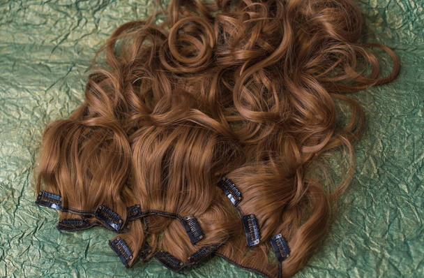 Парики, натуральные и синтетические волосы. Женская концепция красоты. Крупный план фото парика, волосы для женщин - Фото, изображение