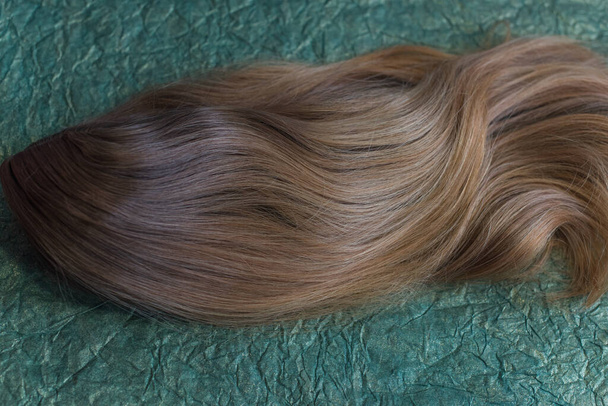 Parrucche, capelli naturali e sintetici. Concetto di bellezza femminile. Close up foto di parrucca, capelli per le donne - Foto, immagini