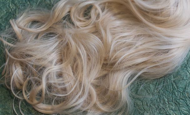 Вівці, натуральне та синтетичне волосся. Концепція жіночої краси. Крупним планом фото перуки, волосся для дам
 - Фото, зображення