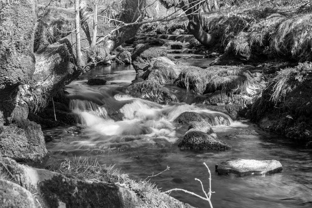Długa ekspozycja rzeki Weir Water przepływającej przez dolinę na moście rabusiów w Parku Narodowym Exmoor - Zdjęcie, obraz