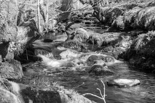 Długa ekspozycja rzeki Weir Water przepływającej przez dolinę na moście rabusiów w Parku Narodowym Exmoor - Zdjęcie, obraz
