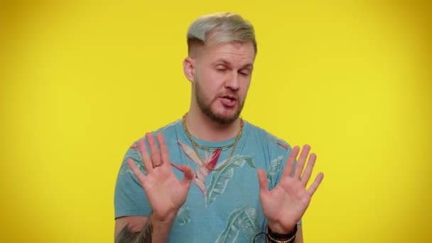 Hombre en el fondo del estudio amarillo señalando los dedos a sí mismo pregunte a quién no gracias no lo necesito - Metraje, vídeo