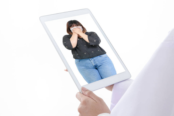Online orvosi koncepció. Az orvosok tartanak egy tablettát csatlakozni, hogy beszéljen a távolsági elhízott betegek videohívás. Társadalmi távolság, kórházi orvosi szolgáltatások. Fehér háttér - Fotó, kép