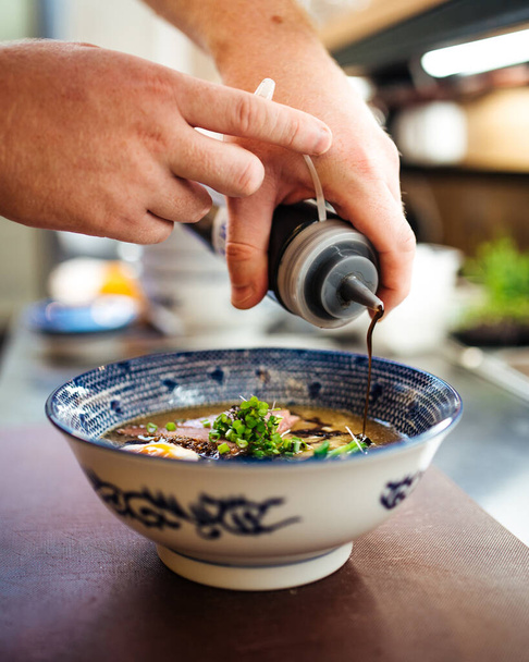 Keittäminen japanilainen ramen keitto seesamiöljy - Valokuva, kuva